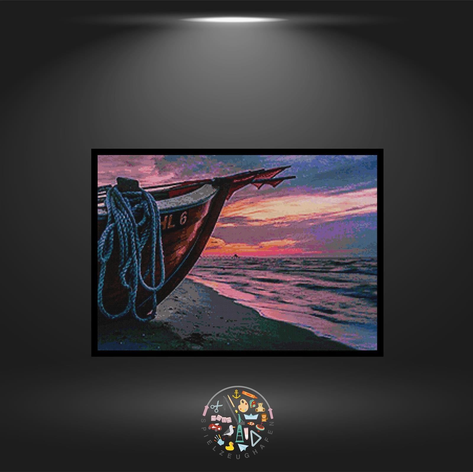 Boat on the beach - Quadratisch von Spielzeughafen