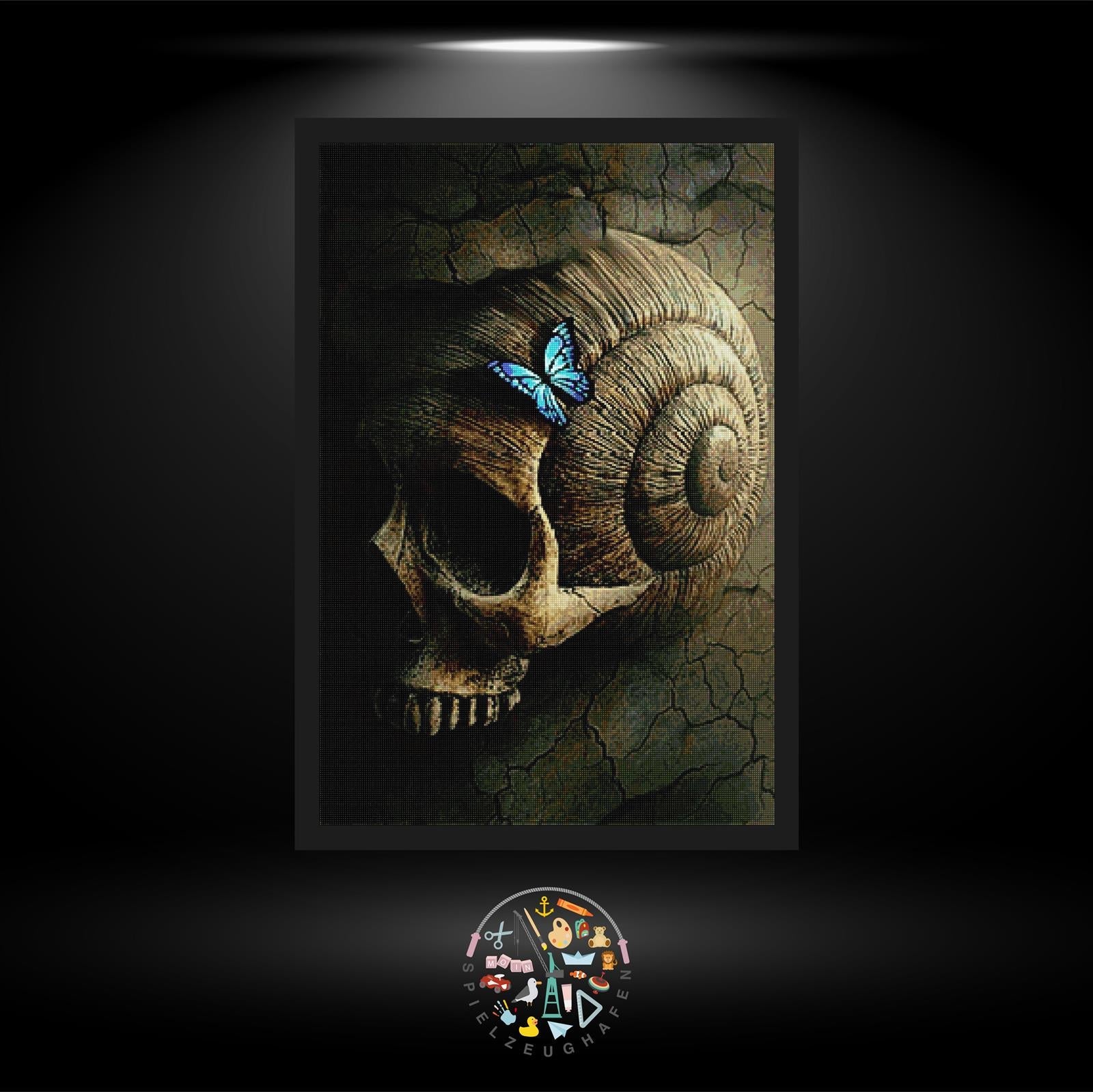 Totenkopf mit Schmetterling - Quadratisch von Spielzeughafen